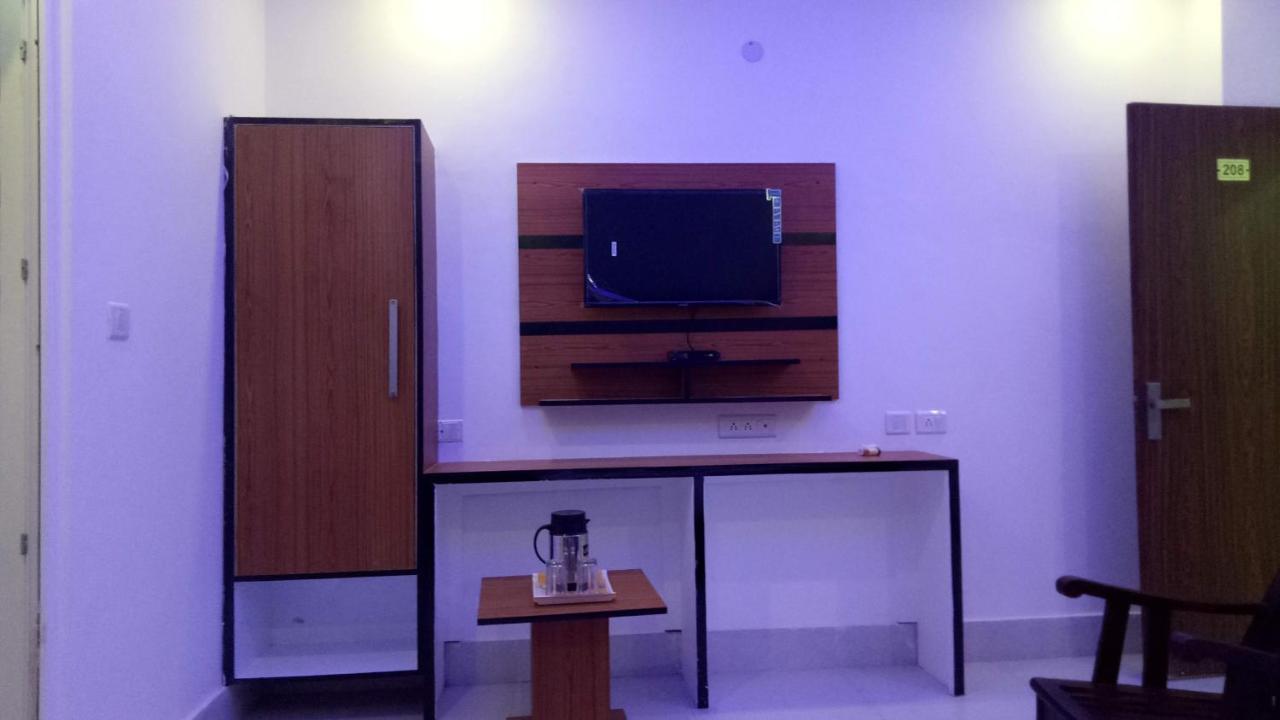 Capital O 13310 Noida Suites Dış mekan fotoğraf